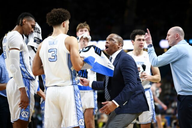 Principal candidato recusou trabalho de coaching principal da UNC: relatório Recently fired North Carolina head coach Hubert Davis