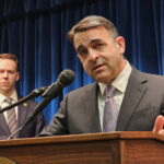 Nick Shirley fala durante uma mesa redonda com o presidente Donald Trump sobre antifa no State Dining Room da Casa Branca, quarta-feira, 8 de outubro de 2025, em Washington, enquanto Savanah Hernandez ouve. (Foto AP/Evan Vucci)