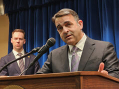 Principal promotor de Trump em Minnesota lutando para combater suposta fraude Nick Shirley fala durante uma mesa redonda com o presidente Donald Trump sobre antifa no State Dining Room da Casa Branca, quarta-feira, 8 de outubro de 2025, em Washington, enquanto Savanah Hernandez ouve. (Foto AP/Evan Vucci)