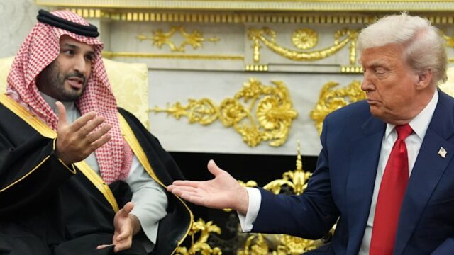 O príncipe herdeiro da Arábia Saudita, Mohammed bin Salman, com o presidente dos EUA, Donald Trump, no Salão Oval em novembro.