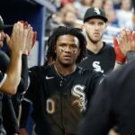 Liam Hicks, do Miami Marlins, contornando as bases depois de fazer um home run de duas corridas.