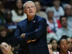 Probabilidades do torneio feminino da NCAA de 2026: UConn é uma grande favorita após a chave ser revelada O técnico do Texas Longhorns, Vic Schaefer, e o guarda Rori Harmon (3) na quadra.