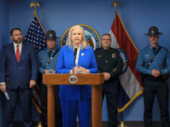 Procurador-geral do Missouri registra acusações contra loja local em caso de máquinas de jogo ilegais O procurador-geral do Missouri fala em conferência de imprensa sobre a repressão às máquinas de jogo ilegais com autoridades policiais e bandeiras estaduais atrás do pódio