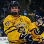 O prodígio do hóquei universitário de Long Island, Ethan Wyttenbach, de Quinnipiac, que está classificado em 7º lugar no país, retratado no início desta temporada.