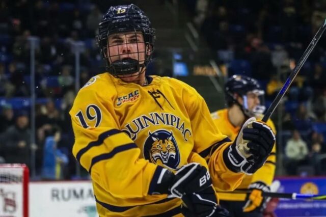O prodígio do hóquei universitário de Long Island, Ethan Wyttenbach, de Quinnipiac, que está classificado em 7º lugar no país, retratado no início desta temporada.