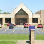 Prédio da Merrillville Intermediate School com estacionamento em frente.