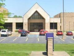 Professor de Indiana fica furioso depois de dizer aos alunos da 5ª série que eles estão ‘agindo como macacos em um zoológico’ Prédio da Merrillville Intermediate School com estacionamento em frente.