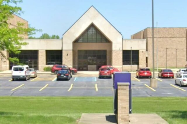 Prédio da Merrillville Intermediate School com estacionamento em frente.