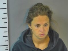 Professor de Kentucky, aluno agredido sexualmente, enviou-lhes fotos parcialmente nuas Página de pelúcia