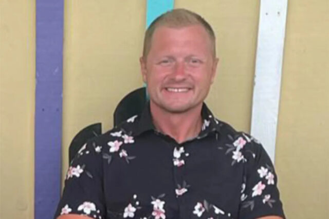 Professor do ensino médio, 40 anos, morre quando a pegadinha Jason Hughes Crédito: gofundme