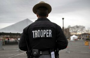 Professor é preso após alegações de intervalos de intervalo no distrito escolar de Nova York Três funcionários da escola primária do Texas presos por abusar fisicamente de alunos com necessidades especiais Julia Cantu Veronica Guerra Ulrich e Jessica Longo