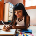 Professora corrige o dever de casa de uma estudante e fica chocada com o que a mãe percebe