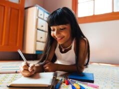 Professora corrige o dever de casa de uma estudante e fica chocada com o que a mãe percebe Professora corrige o dever de casa de uma estudante e fica chocada com o que a mãe percebe