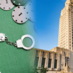 O projeto de lei da Louisiana expandiria a lei de extorsão para cobrir crimes de jogo. Conceito de lei de extorsão de Louisiana, projeto de lei de jogos de azar com algemas de fichas de cassino e edifício do Capitólio do estado, Baton Rouge, Louisiana Legislature image