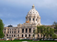 Projeto de lei de Minnesota criminalizaria os mercados esportivos, políticos e de previsão de desastres no estado O projeto de lei de Minnesota criminalizaria os mercados esportivos, políticos e de previsão de desastres no estado. A cúpula da Minnesota State House ergue-se sobre os ramos legislativos do edifício