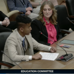 Ben Mason, aluno do ensino médio, à esquerda, testa a favor do Charlie Kirk American Heritage Act durante uma audiência do Comitê de Educação do Senado na quarta-feira, 11 de março de 2026, no prédio do Cordell Hull State Office em Nashville, Tennessee.