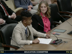 Projeto de lei que homenageia o legado de Charlie Kirk avança no Tennessee Ben Mason, aluno do ensino médio, à esquerda, testa a favor do Charlie Kirk American Heritage Act durante uma audiência do Comitê de Educação do Senado na quarta-feira, 11 de março de 2026, no prédio do Cordell Hull State Office em Nashville, Tennessee.