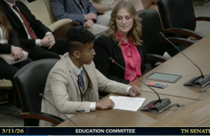 Projeto de lei que homenageia o legado de Charlie Kirk avança no Tennessee Ben Mason, aluno do ensino médio, à esquerda, testa a favor do Charlie Kirk American Heritage Act durante uma audiência do Comitê de Educação do Senado na quarta-feira, 11 de março de 2026, no prédio do Cordell Hull State Office em Nashville, Tennessee.
