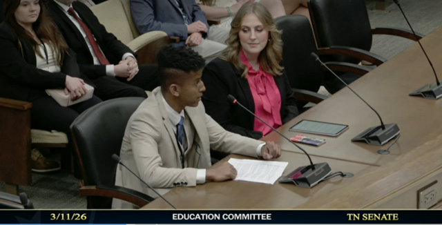 Ben Mason, aluno do ensino médio, à esquerda, testa a favor do Charlie Kirk American Heritage Act durante uma audiência do Comitê de Educação do Senado na quarta-feira, 11 de março de 2026, no prédio do Cordell Hull State Office em Nashville, Tennessee.