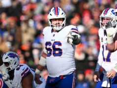 Projetos de lei que prendem o pivô Connor McGovern em um contrato de quatro anos e US$ 52 milhões Connor McGovern em uma camisa branca com detalhes em vermelho e azul.