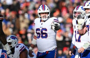 Projetos de lei que prendem o pivô Connor McGovern em um contrato de quatro anos e US$ 52 milhões Connor McGovern em uma camisa branca com detalhes em vermelho e azul.