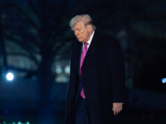 Propaganda Trump, o aplicativo Ray Ruda abastece sua van em um posto de gasolina na quarta-feira, 25 de março de 2026, em Brentwood, Tennessee. (AP Photo/George Walker IV)