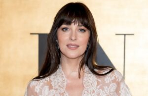 Psiu! A capa de telefone prática (mas chique) de Dakota Johnson custa US $ 15 na Amazon Dakota Johnson