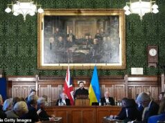 QUENTIN LETTS: Por que o discurso do Presidente Zelensky em Westminster me fez lamentar pela nossa classe política Como redator de esboços parlamentares, o que me impressionou foram os modos de Volodymyr Zelensky, sua atuação teatral, sua coragem interior, escreve Quentin Letts