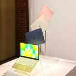 Qual é a sua cor favorita do MacBook Neo | Todas as quatro cores mostradas em um expositor