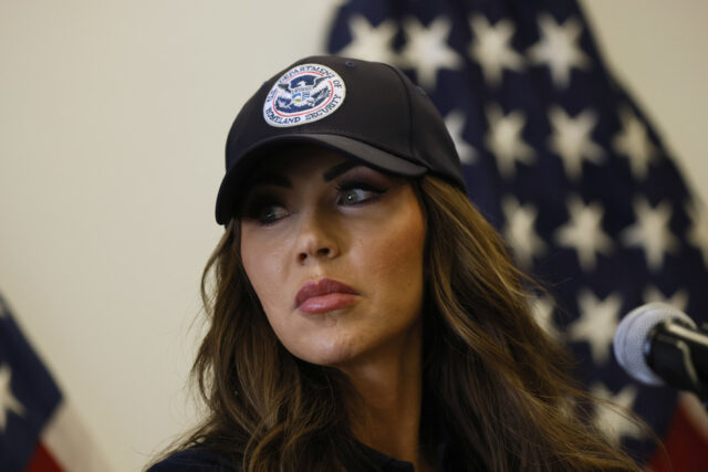 Quando Kristi Noem sai do posto, sua sombra ‘ICE Barbie’ A secretária de Segurança Interna, Kristi Noem, é reconhecida enquanto o presidente Donald Trump fala durante um evento para anunciar novas tarifas no Rose Garden da Casa Branca, quarta-feira, 2 de abril de 2025, em Washington. (Foto AP/Mark Schiefelbein)