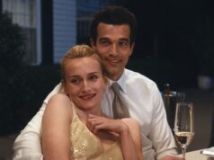 Quando assistir ‘Love Story: John F. Kennedy Jr. Carolyn Bessette ‘- Data de lançamento do episódio 7, horário de transmissão A man and a woman sit close to each other at a dinner table