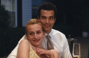 Quando assistir ‘Love Story: John F. Kennedy Jr. Carolyn Bessette ‘- Data de lançamento do episódio 7, horário de transmissão A man and a woman sit close to each other at a dinner table