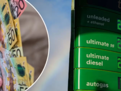 Quando os preços dos combustíveis na Austrália cairão? Mulheres abastecendo em posto de gasolina
