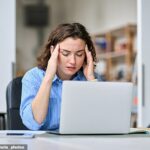 Especialistas revelaram as quatro causas de dores de cabeça que podem exigir atenção médica imediata (imagem de banco de imagens)