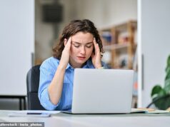 Quando se preocupar com uma dor de cabeça… os médicos revelam quatro casos em que a dor é mais do que apenas um incômodo Especialistas revelaram as quatro causas de dores de cabeça que podem exigir atenção médica imediata (imagem de banco de imagens)