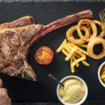 açougueiro segurando lombo de vaca