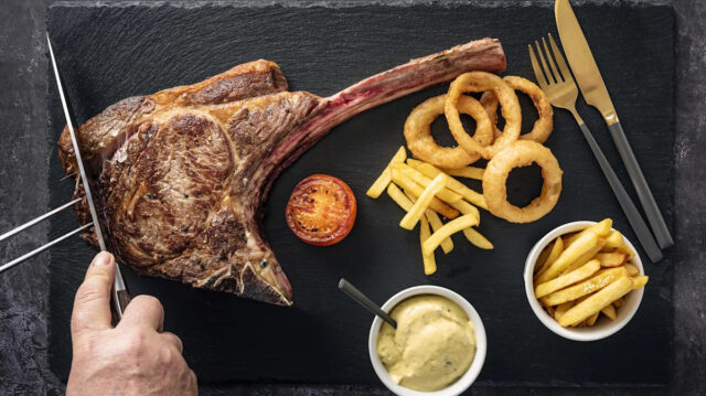 açougueiro segurando lombo de vaca