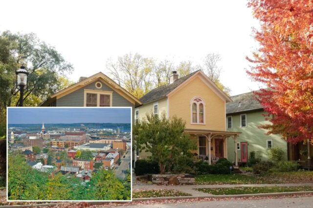 Três casas coloridas de dois andares em um bairro suburbano com folhagem de outono.