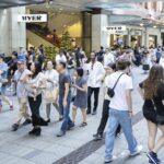 Compradores no Pitt Street Mall em Sydneys