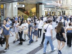 Quase metade de todos os australianos acha que um ataque ao país é “provável” Compradores no Pitt Street Mall em Sydneys