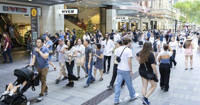 Compradores no Pitt Street Mall em Sydneys
