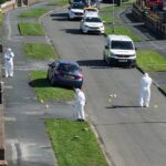 Os policiais correram para a Avenida Kennerleigh em Austhorpe às 5h55 de hoje, após relatos de que a mulher estava inconsciente na rua. Na foto: Policiais forenses trabalham no local