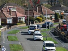 Quatro pessoas são presas suspeitas de homicídio após morte de jovem que foi encontrada inconsciente na rua Os policiais correram para a Avenida Kennerleigh em Austhorpe às 5h55 de hoje, após relatos de que a mulher estava inconsciente na rua. Na foto: Policiais forenses trabalham no local