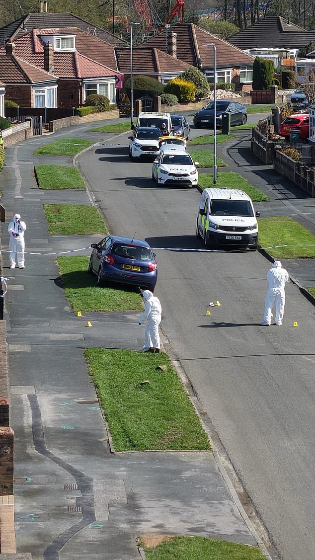 Quatro pessoas são presas suspeitas de homicídio após morte de Os policiais correram para a Avenida Kennerleigh em Austhorpe às 5h55 de hoje, após relatos de que a mulher estava inconsciente na rua. Na foto: Policiais forenses trabalham no local