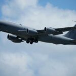 Uma aeronave de reabastecimento KC-135 Stratotanker dos EUA sobrevoa o sul do Japão em 30 de agosto de 2023.