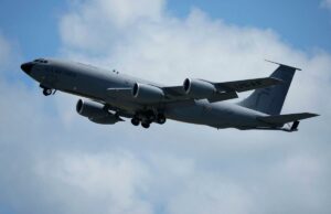 Quatro tripulantes morreram na queda de avião de reabastecimento da Força Aérea dos EUA no Iraque, dizem militares Uma aeronave de reabastecimento KC-135 Stratotanker dos EUA sobrevoa o sul do Japão em 30 de agosto de 2023.