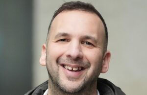 Que atrevido! Zack Polanski, dos Verdes, revelou ter duplicado a afirmação de que poderia aumentar os seios das mulheres usando a hipnose – apesar de anteriormente ter reclamado que foi ‘mal representado’ É revelado que o líder do Partido Verde, Zack Polanski, dobrou suas afirmações de que poderia aumentar os seios das mulheres por meio da hipnose