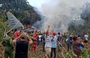 Queda de avião militar colombiano mata pelo menos 66, diz chefe das Forças Armadas Queda de avião militar colombiano mata pelo menos 66, diz chefe das Forças Armadas