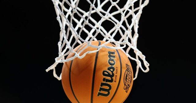 Quem é Amir 'Aura' Khan? Conheça o cara do Boombox Quem é Amir Aura Khan Conheça o gerente estudantil McNeese que se tornou viral antes da loucura de março