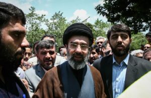 Quem é Mojtaba Khamenei, o novo Líder Supremo do Irão? O linha-dura Mojtaba Khamenei, filho do aiatolá Ali Khamenei assassinado em 2019.